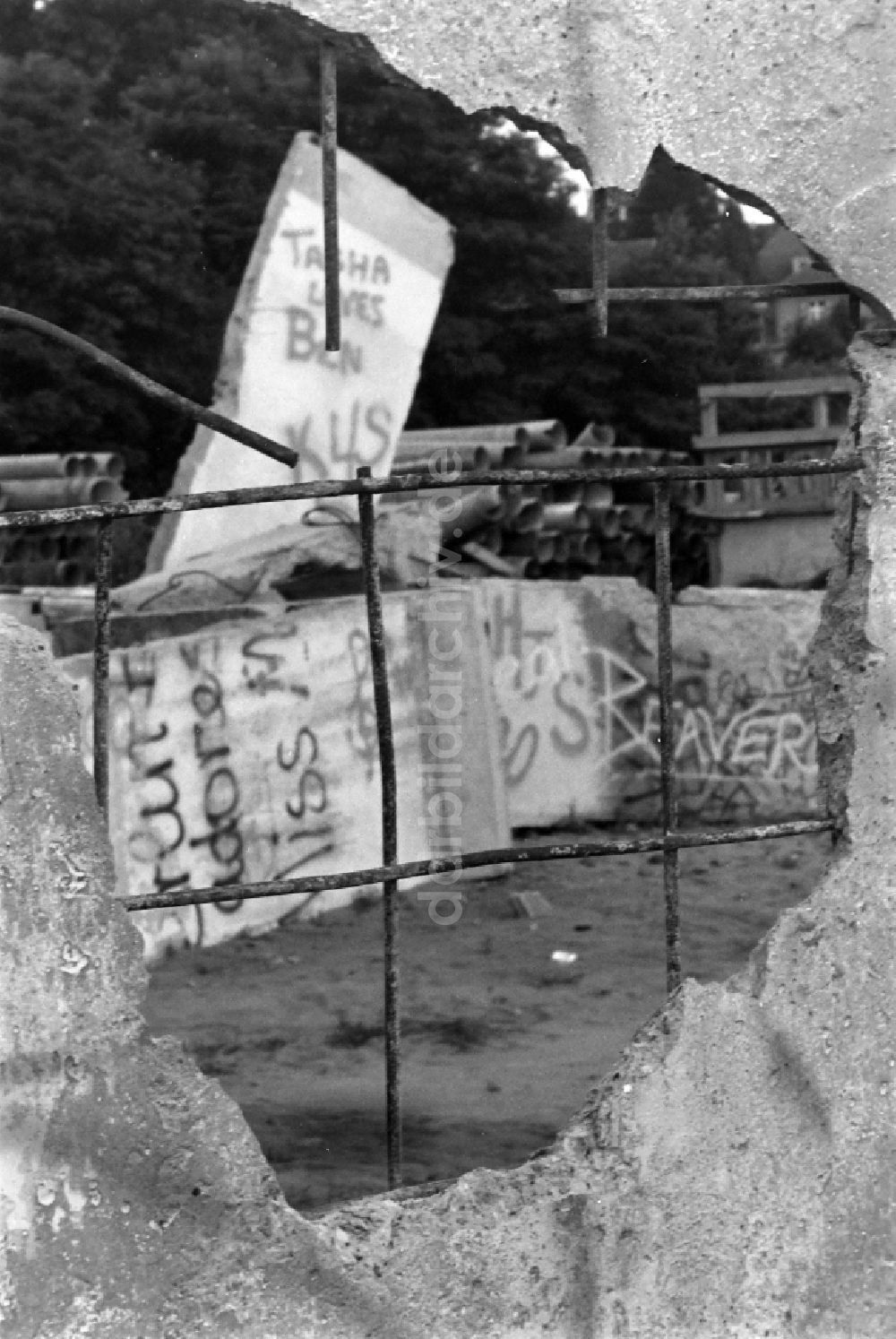 Berlin: Fragmente der verfallenden Grenzbefestigung und Mauer in Berlin auf dem Gebiet der ehemaligen DDR, Deutsche Demokratische Republik