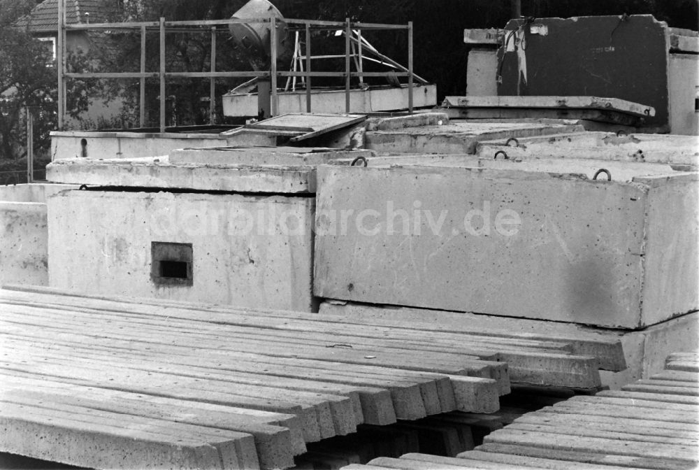 DDR-Bildarchiv: Berlin - Fragmente der verfallenden Grenzbefestigung und Mauer in Berlin auf dem Gebiet der ehemaligen DDR, Deutsche Demokratische Republik
