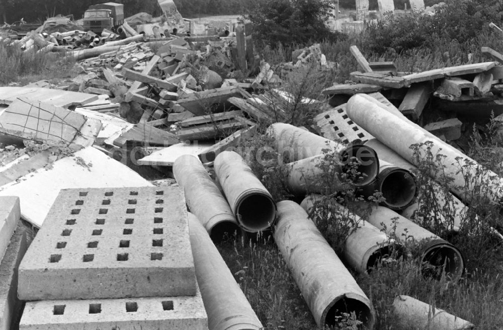 DDR-Fotoarchiv: Berlin - Fragmente der verfallenden Grenzbefestigung und Mauer in Berlin auf dem Gebiet der ehemaligen DDR, Deutsche Demokratische Republik