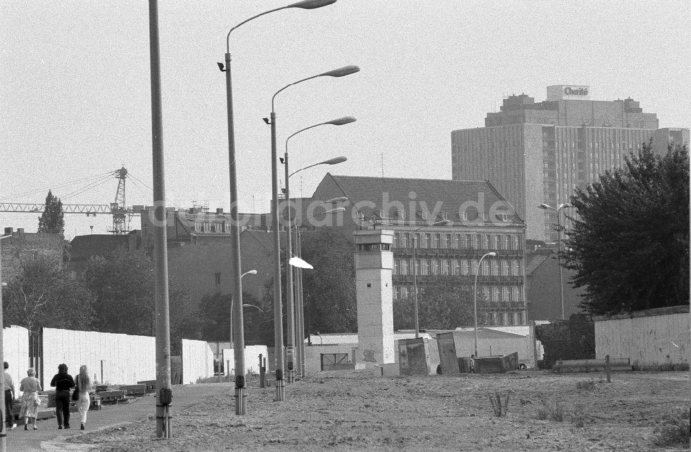 DDR-Fotoarchiv: Berlin - Fragmente der verfallenden Grenzbefestigung und Mauer im Ortsteil Mitte in Berlin in der DDR