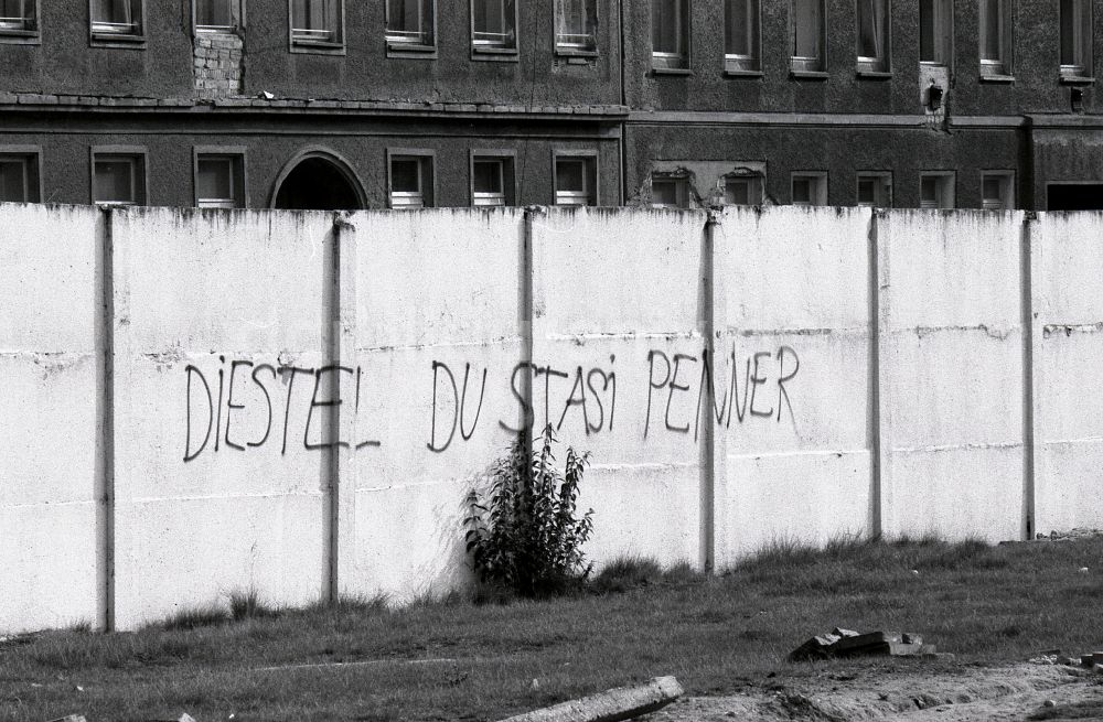 Berlin: Fragmente der verfallenden Grenzbefestigung und Mauer im Ortsteil Mitte in Berlin in der DDR