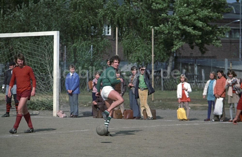 DDR-Fotoarchiv: Berlin - Frank Schöbel beim Fußballtraining in Berlin
