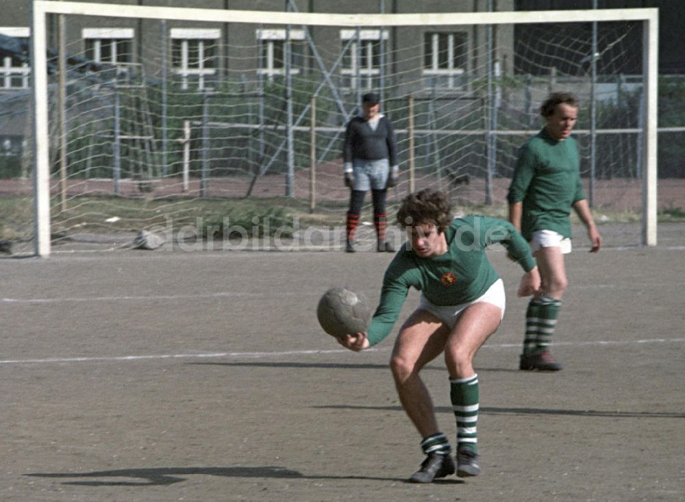 DDR-Fotoarchiv: Berlin - Frank Schöbel beim Fußballtraining in Berlin