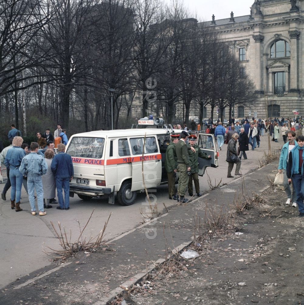 Berlin: Französische Streitkräfte besichtigen den Abriss der Berliner Mauer am Reichstagsgebäude in Berlin