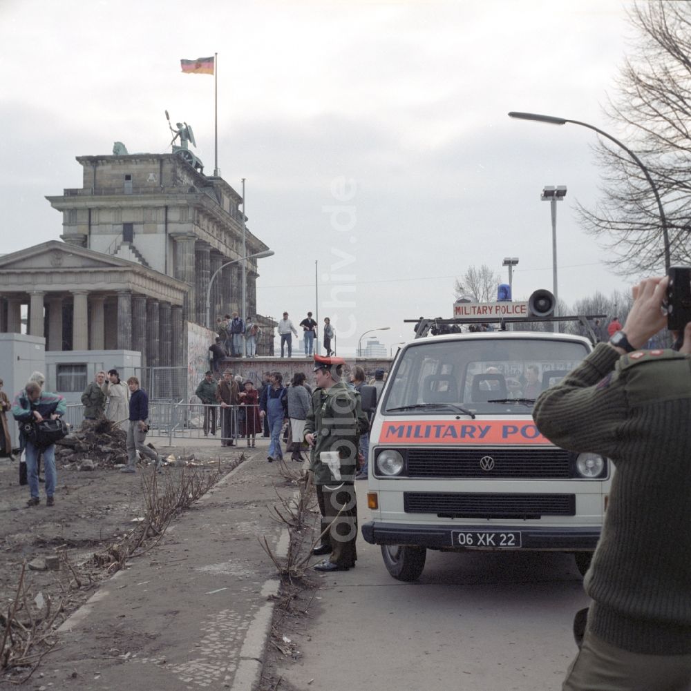 DDR-Bildarchiv: Berlin - Französische Streitkräfte besichtigen den Abriss der Berliner Mauer am Reichstagsgebäude in Berlin