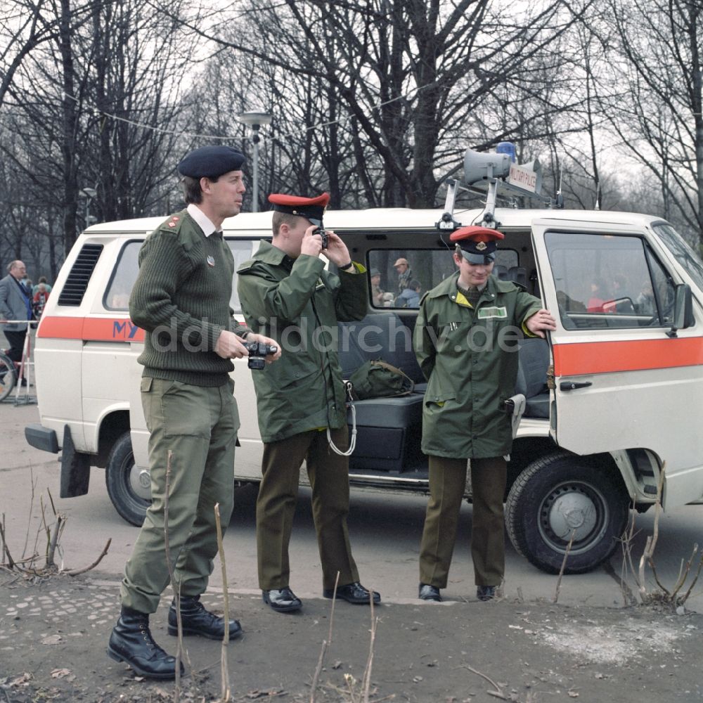 DDR-Fotoarchiv: Berlin - Französische Streitkräfte besichtigen den Abriss der Berliner Mauer am Reichstagsgebäude in Berlin