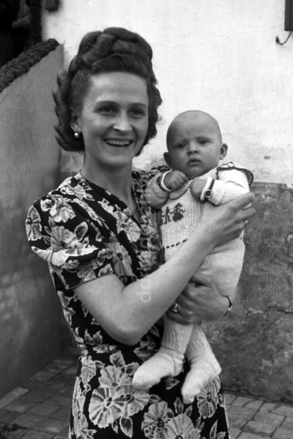 Merseburg: Frau mit Baby auf dem Arm in Merseburg im Bundesland Sachsen-Anhalt auf dem Gebiet der ehemaligen DDR, Deutsche Demokratische Republik