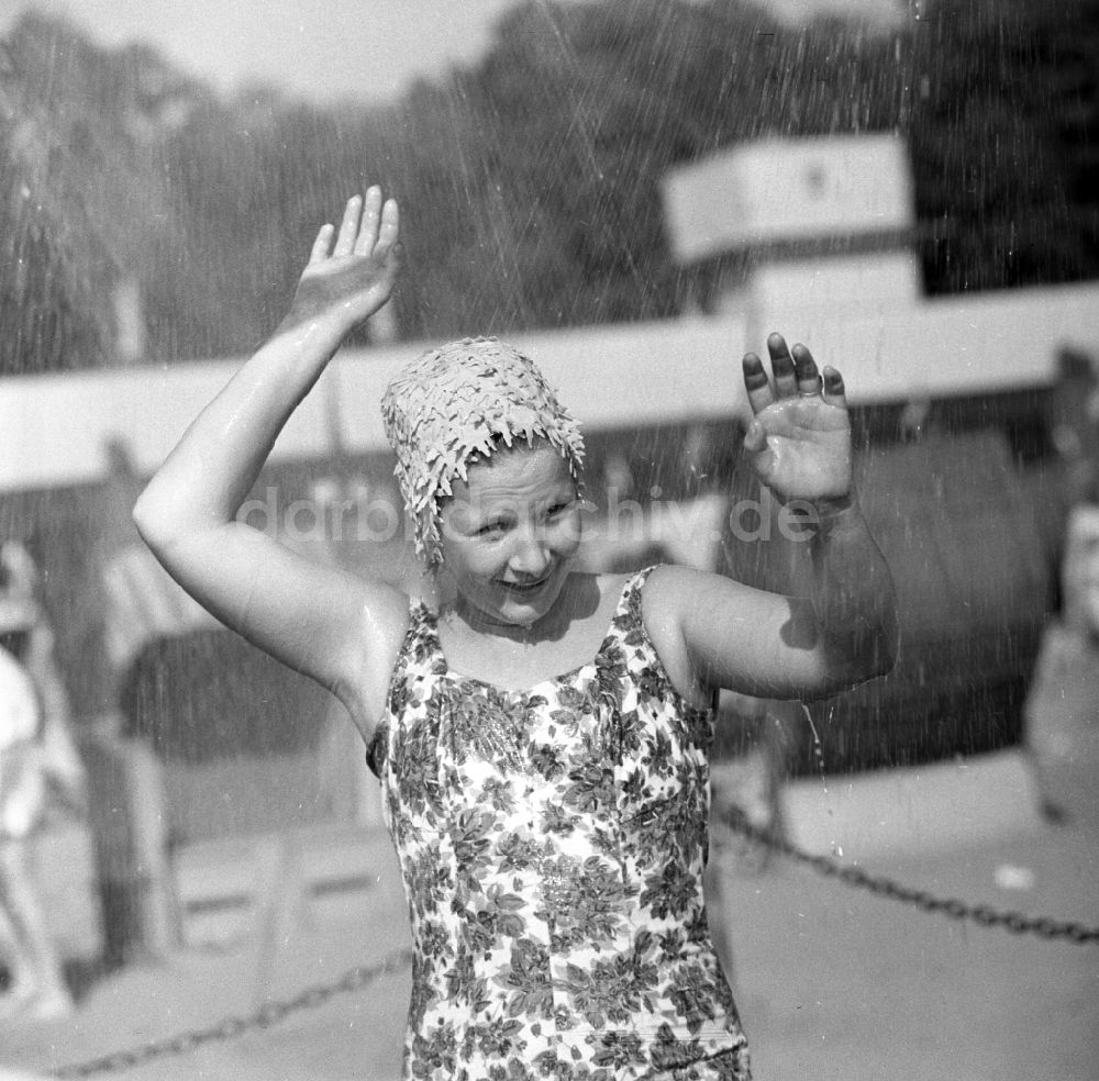 DDR-Fotoarchiv: Berlin - Köpenick - Frau mit Badekappe beim duschen im Strandbad Müggelsee in Berlin - Köpenick