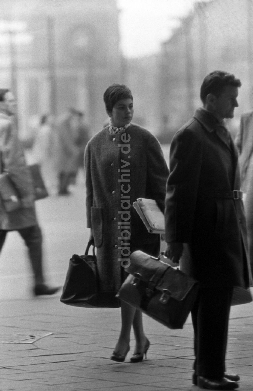 DDR-Fotoarchiv: Berlin - Frau beim Einkaufsbummel durch die Stadt Berlin in der DDR