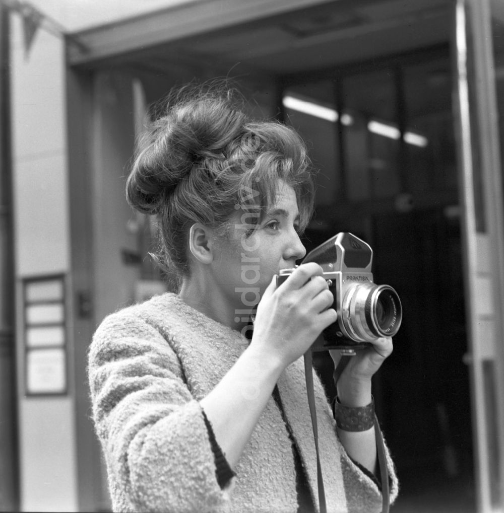 DDR-Fotoarchiv: Magdeburg - Frau beim fotografieren mit einer Praktisix in Magdeburg