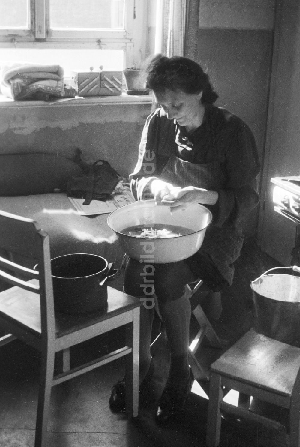 DDR-Fotoarchiv: Merseburg - Frau beim Kartoffeln schälen in der Küche in Merseburg im Bundesland Sachsen-Anhalt in Deutschland