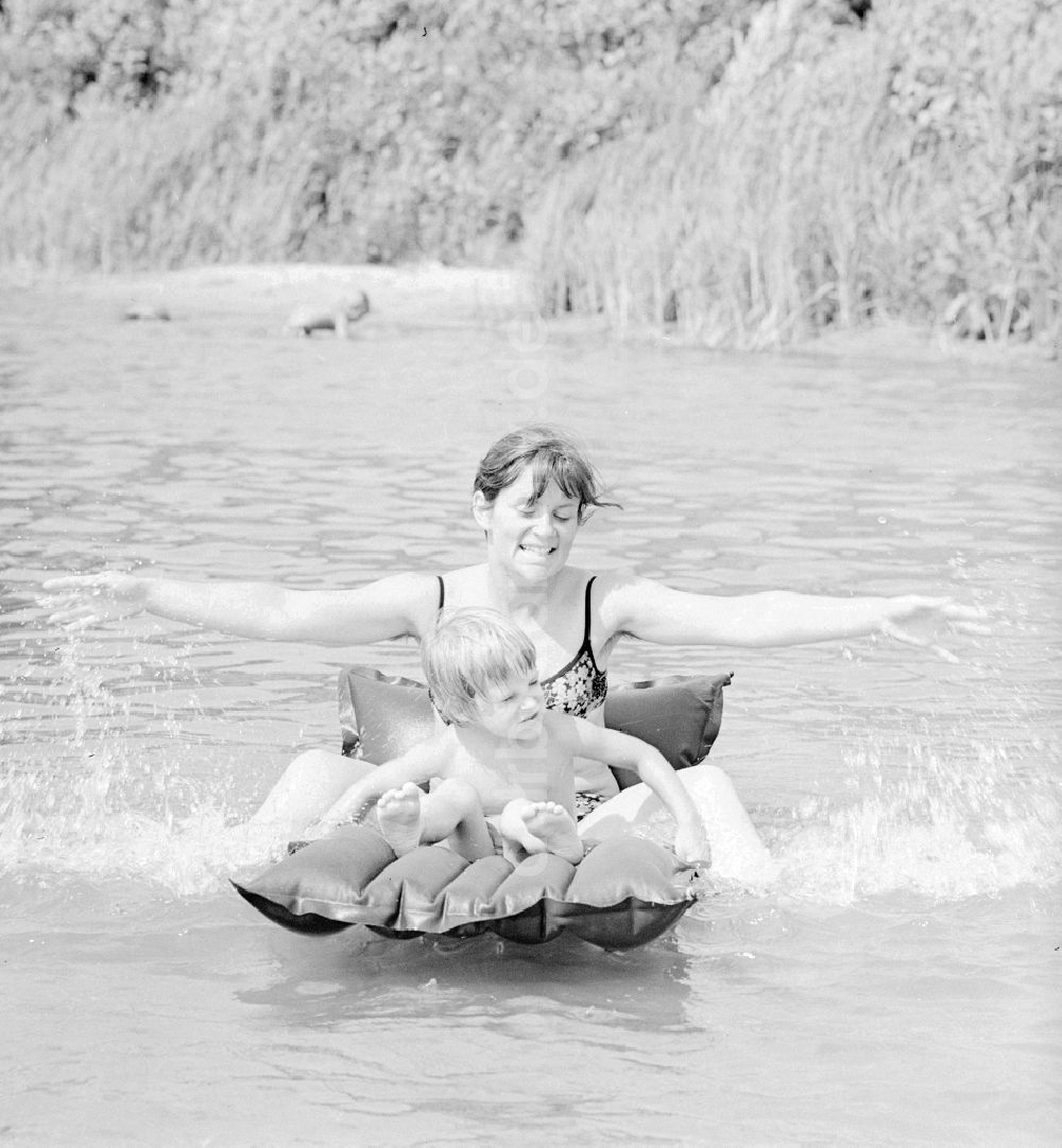 DDR-Bildarchiv: Teupitz - Frau mit Kind auf einer Luftmatratze auf dem Teupitzer See in Teupitz in Brandenburg in der DDR