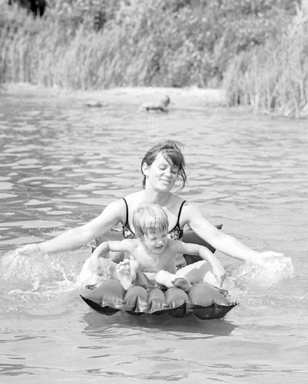 DDR-Fotoarchiv: Teupitz - Frau mit Kind auf einer Luftmatratze auf dem Teupitzer See in Teupitz im Bundesland Brandenburg auf dem Gebiet der ehemaligen DDR, Deutsche Demokratische Republik