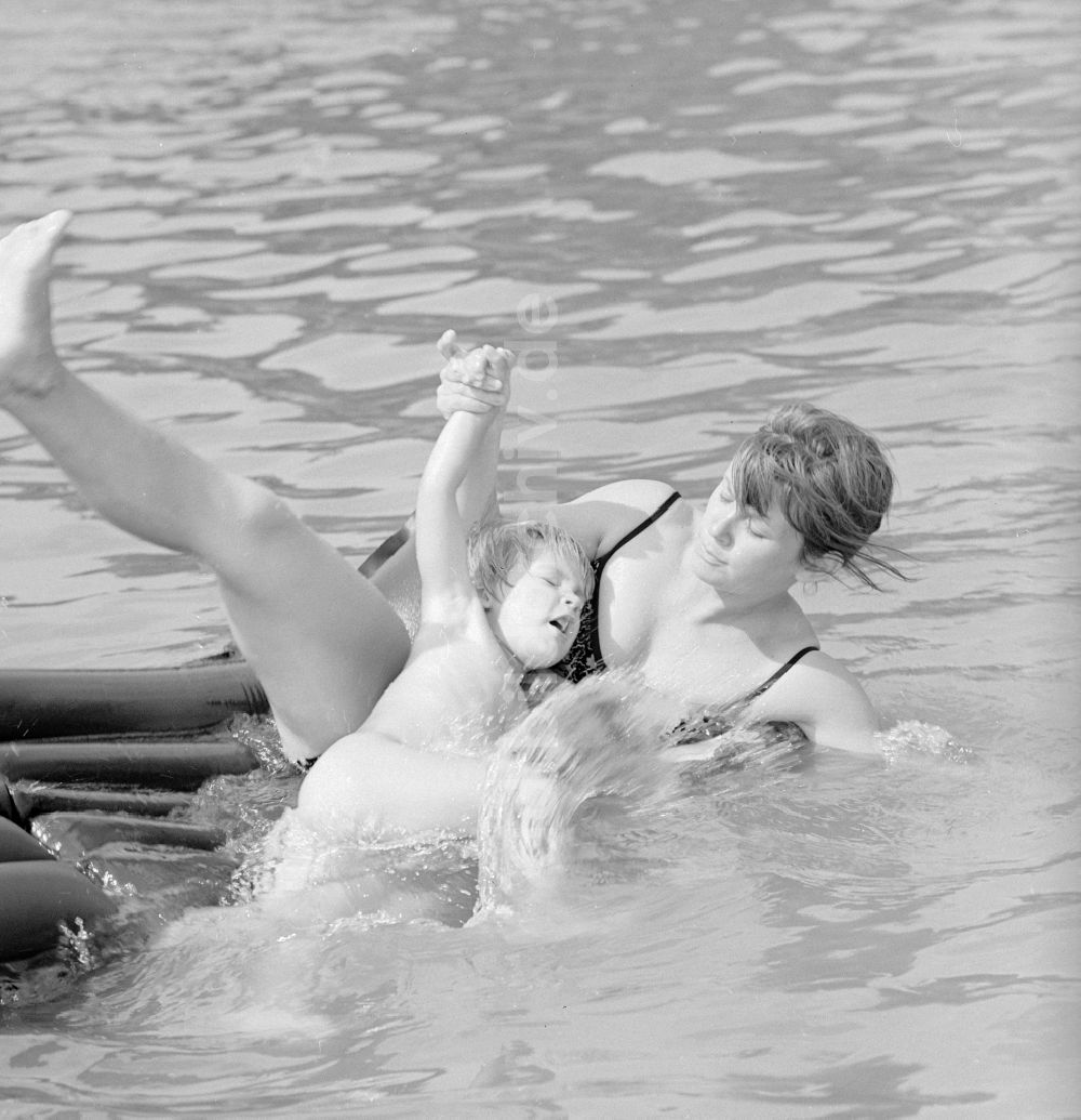 Teupitz: Frau mit Kind auf einer Luftmatratze auf dem Teupitzer See in Teupitz im Bundesland Brandenburg auf dem Gebiet der ehemaligen DDR, Deutsche Demokratische Republik