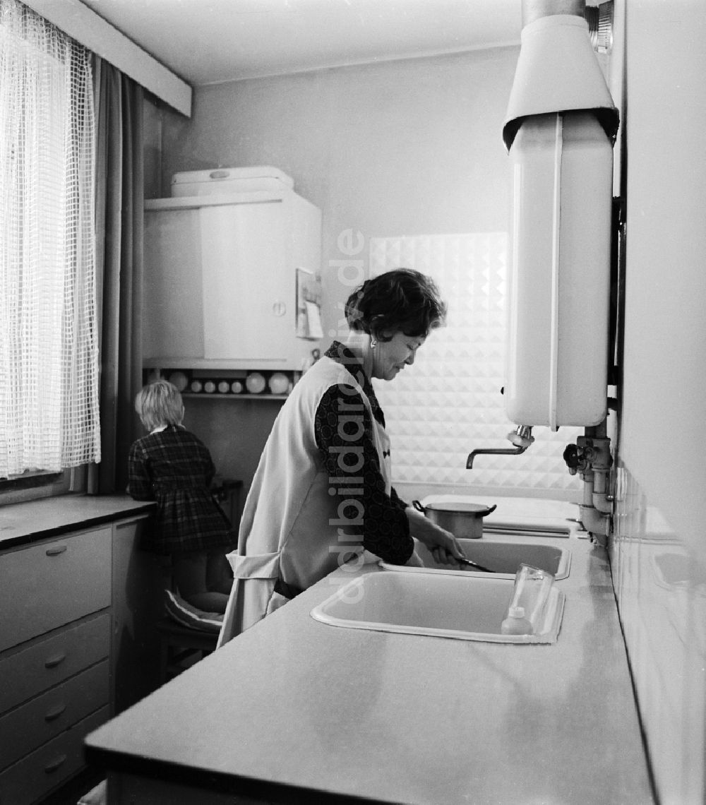 Berlin: Frau mit Kittelschürze beim abwaschen in der Küche in Berlin, der ehemaligen Hauptstadt der DDR, Deutsche Demokratische Republik