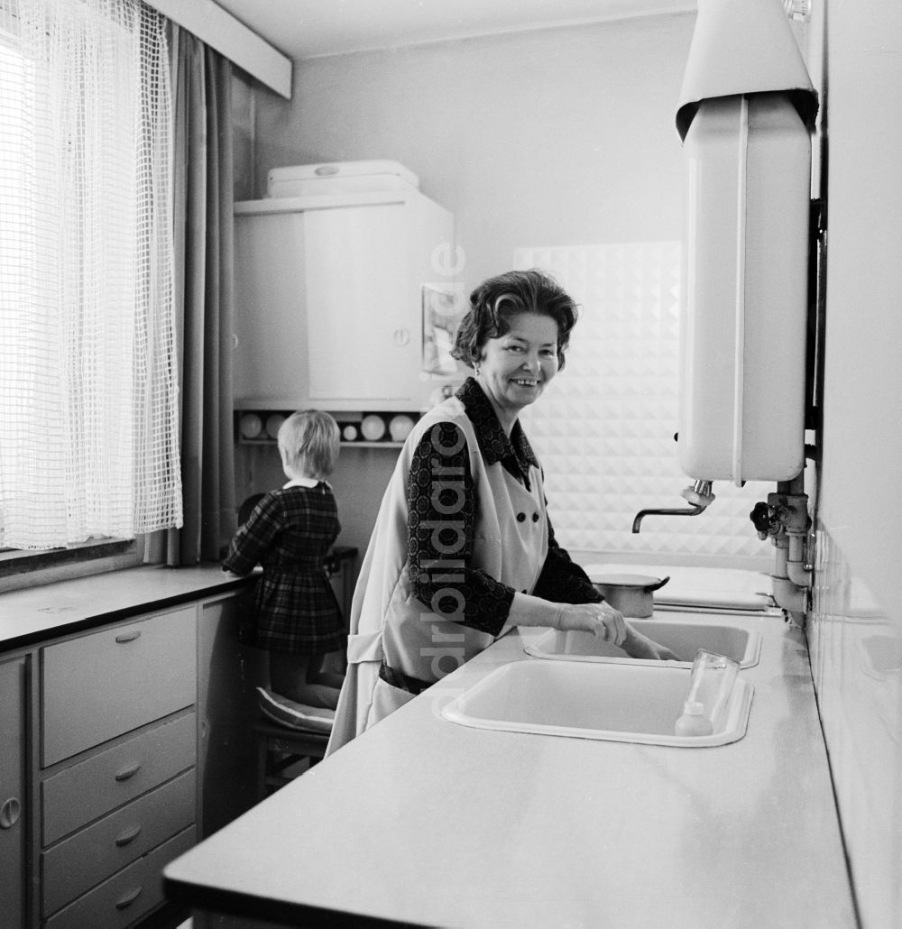 DDR-Bildarchiv: Berlin - Frau mit Kittelschürze beim abwaschen in der Küche in Berlin, der ehemaligen Hauptstadt der DDR, Deutsche Demokratische Republik