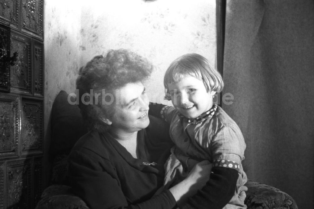 DDR-Fotoarchiv: Leipzig - Frau und Mädchen, Leipzig 1957