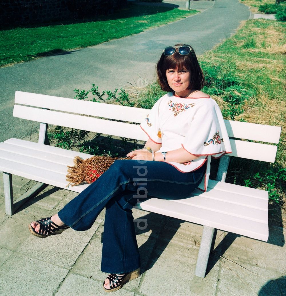 DDR-Fotoarchiv: Magdeburg - Frau auf einer Parkbank in Magdeburg im heutigen Bundesland Sachsen-Anhalt
