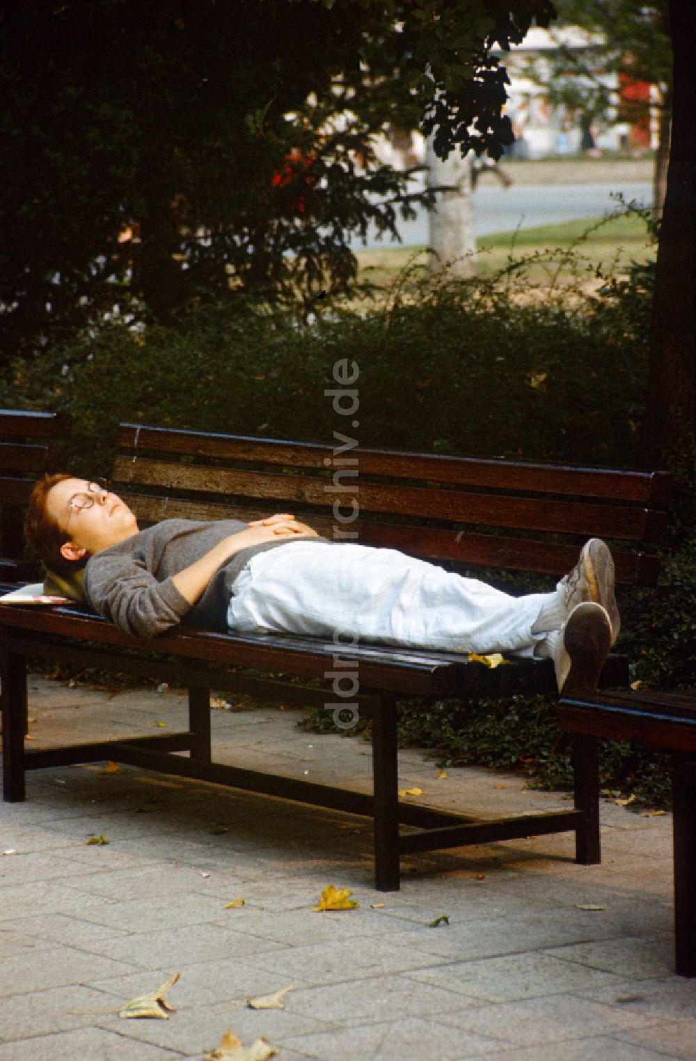 DDR-Fotoarchiv: Berlin - Frau schläft auf einer Parkbank in Ostberlin in der DDR