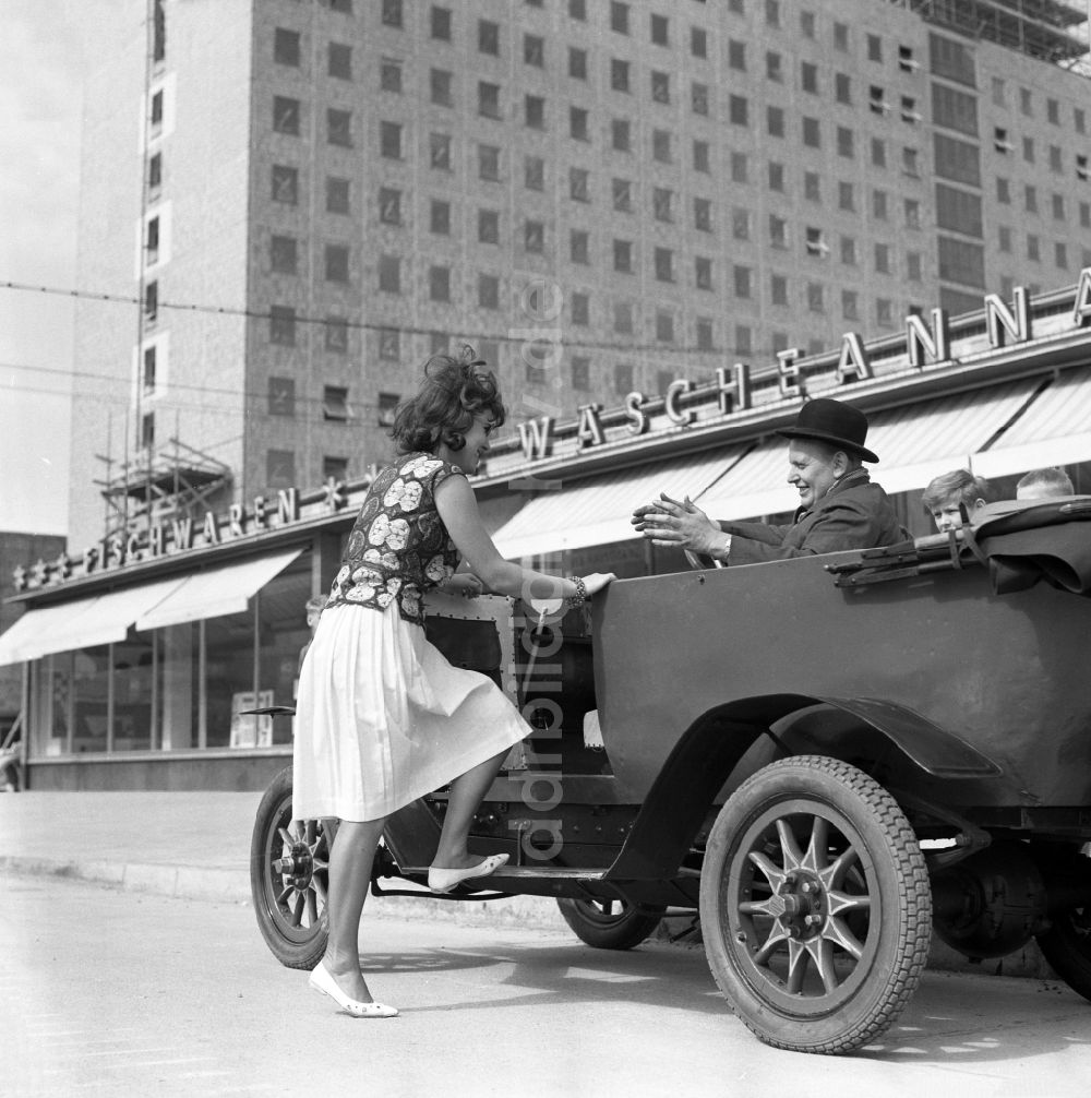 DDR-Fotoarchiv: Berlin - Frau steigt auf der Stalinallee zu einem Mann in einen Oldtimer F5 des Automobilherstellers MAF in Ostberlin in der DDR ein