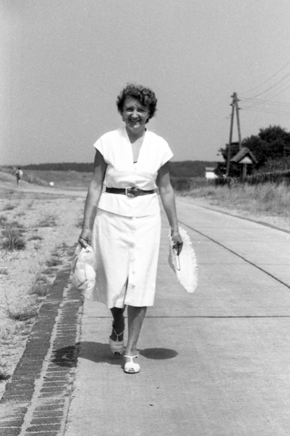 DDR-Fotoarchiv: Bansin - Frau auf der Strandpromenade in Bansin in Mecklenburg-Vorpommern in der DDR