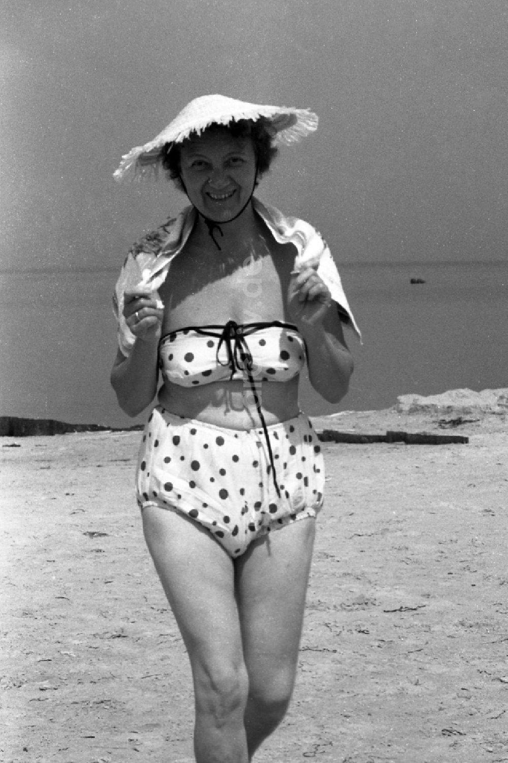 Heringsdorf: Frau mit Strohhut und im Bikini am Strand der Ostsee in Heringsdorf in Mecklenburg-Vorpommern in der DDR