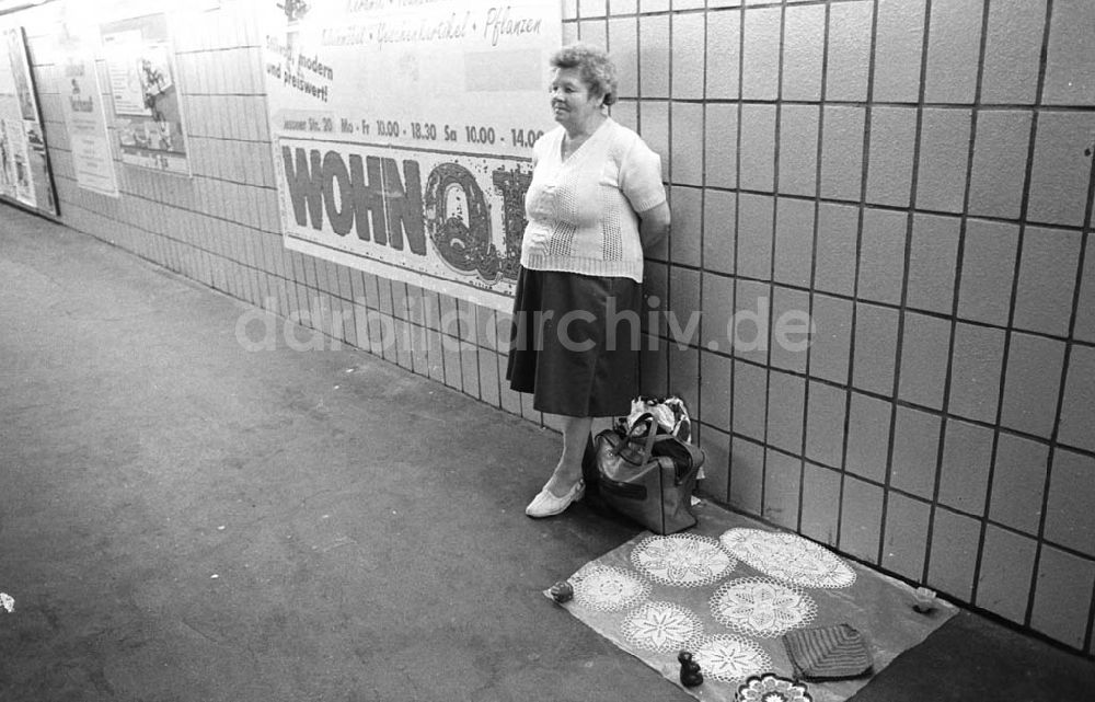 DDR-Fotoarchiv: unbekannt - 09.06.92 Frau verkauft Decklein
