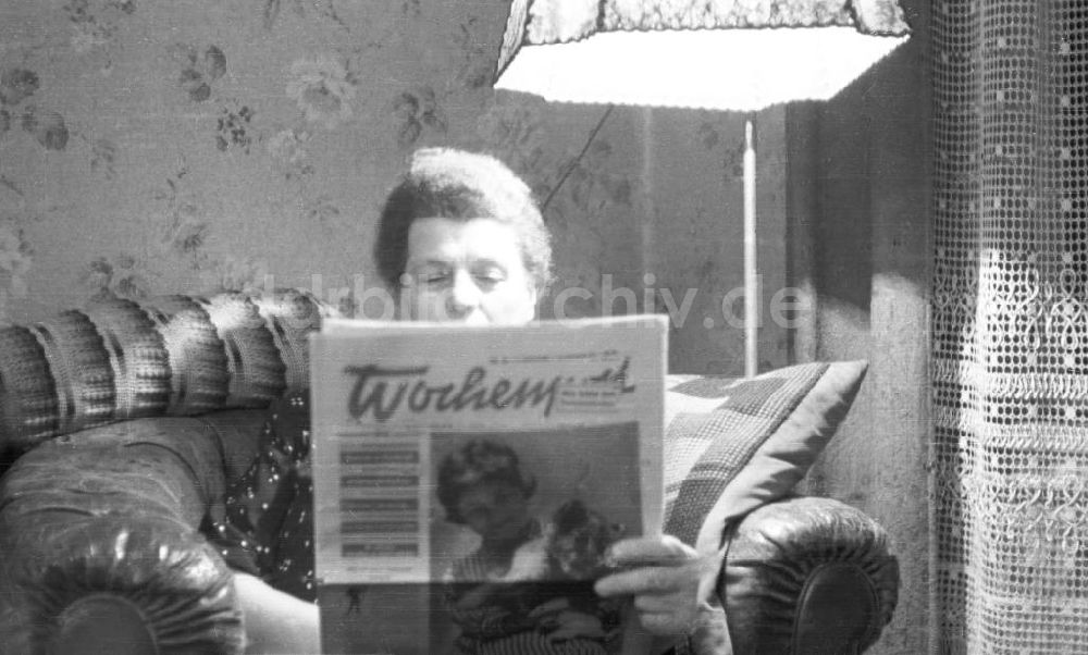 Leipzig: Frau mit Wochenpost 1957, Leipzig