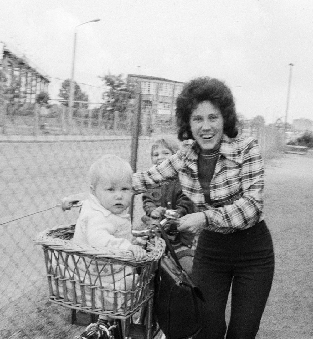 DDR-Fotoarchiv: Eberswalde - Frau mit zwei Kindern und Fahrrad in Eberswalde in Brandenburg in der DDR