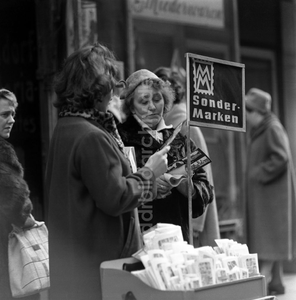 Berlin: Frauen betrachten Sonderbriefmarken in Berlin in der DDR