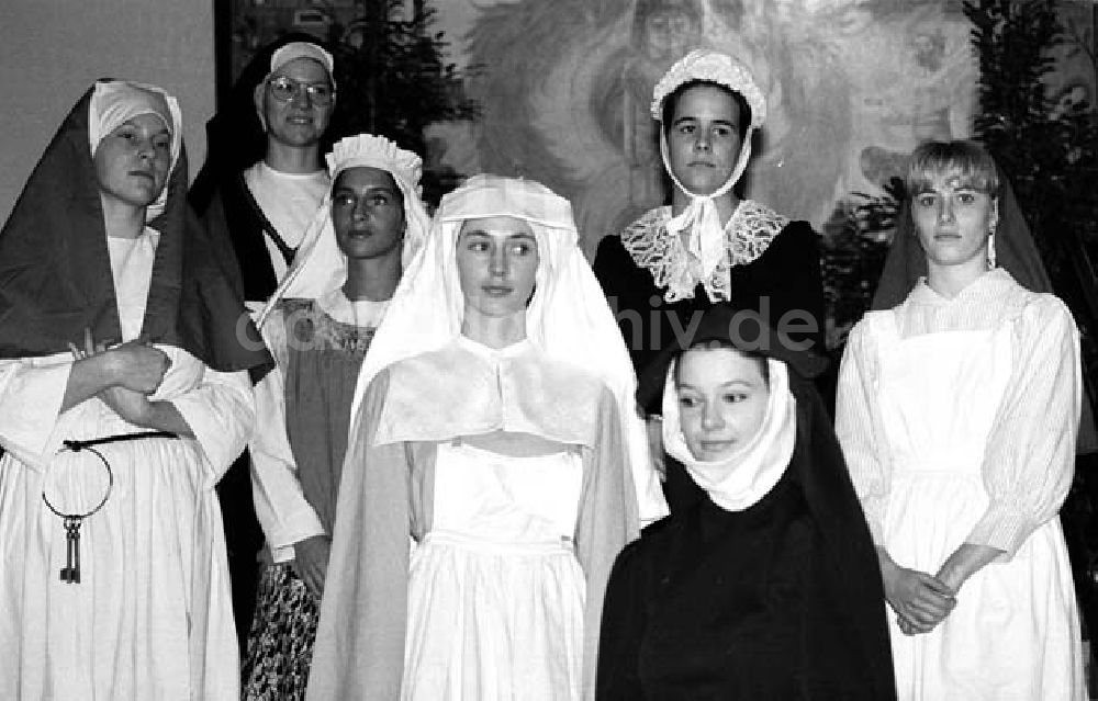 DDR-Bildarchiv: Berlin - Frauen tragen alte traditionelle Schwesterntrachten in der Charité. Foto: Lange