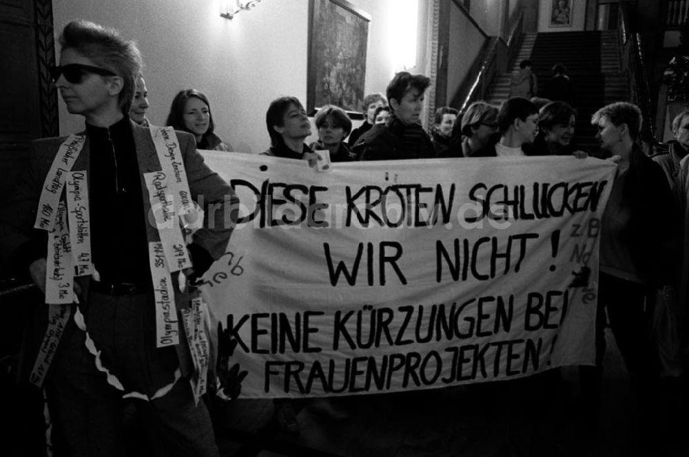 DDR-Bildarchiv: Berlin-Schöneberg - Frauenprotest am Rathaus Schöneberg 28.10.92 Foto: ND/Lange Umschlagnummer: 1189