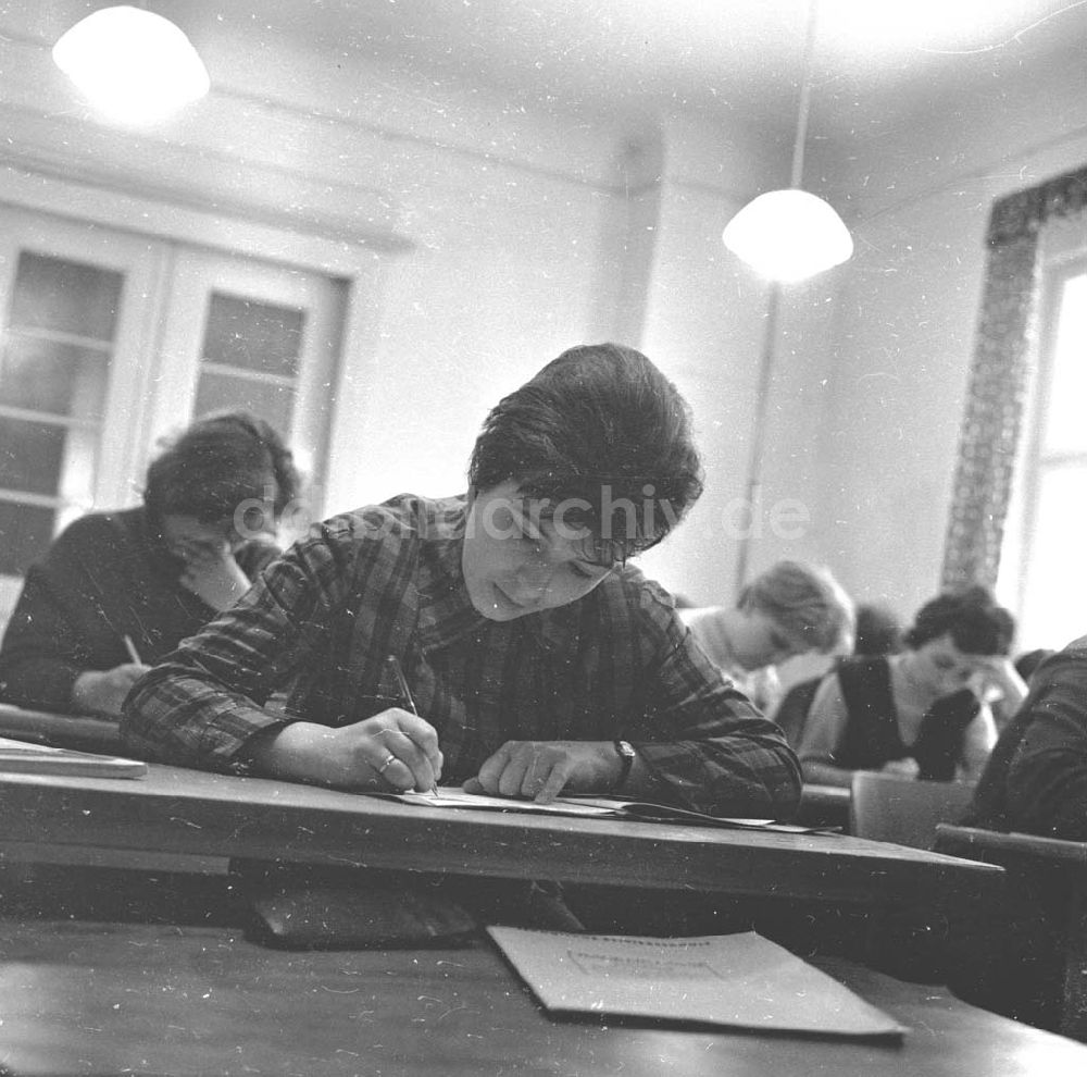 DDR-Fotoarchiv: Teltow - Frauenqualifizierung Teltow März 1966 Umschlagsnr.: 1966-113