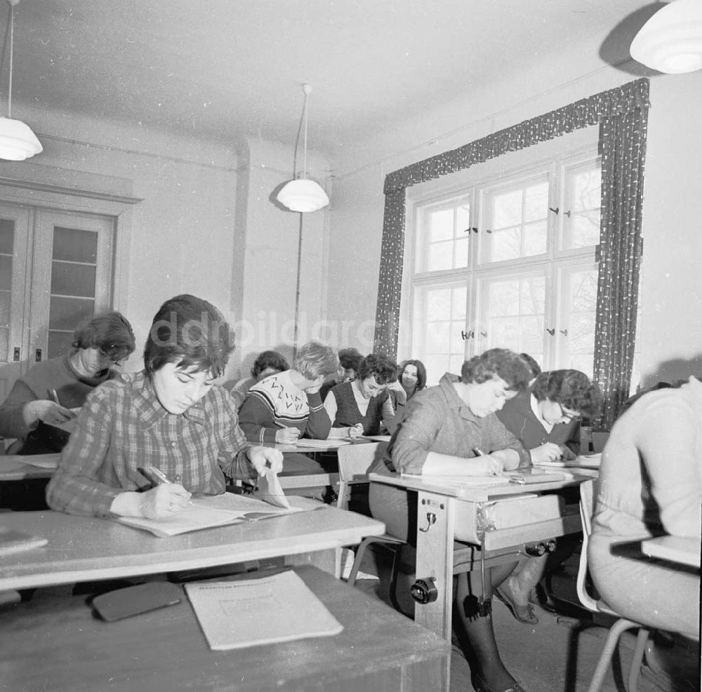 Teltow: Frauenqualifizierung Teltow März 1966 Umschlagsnr.: 1966-113