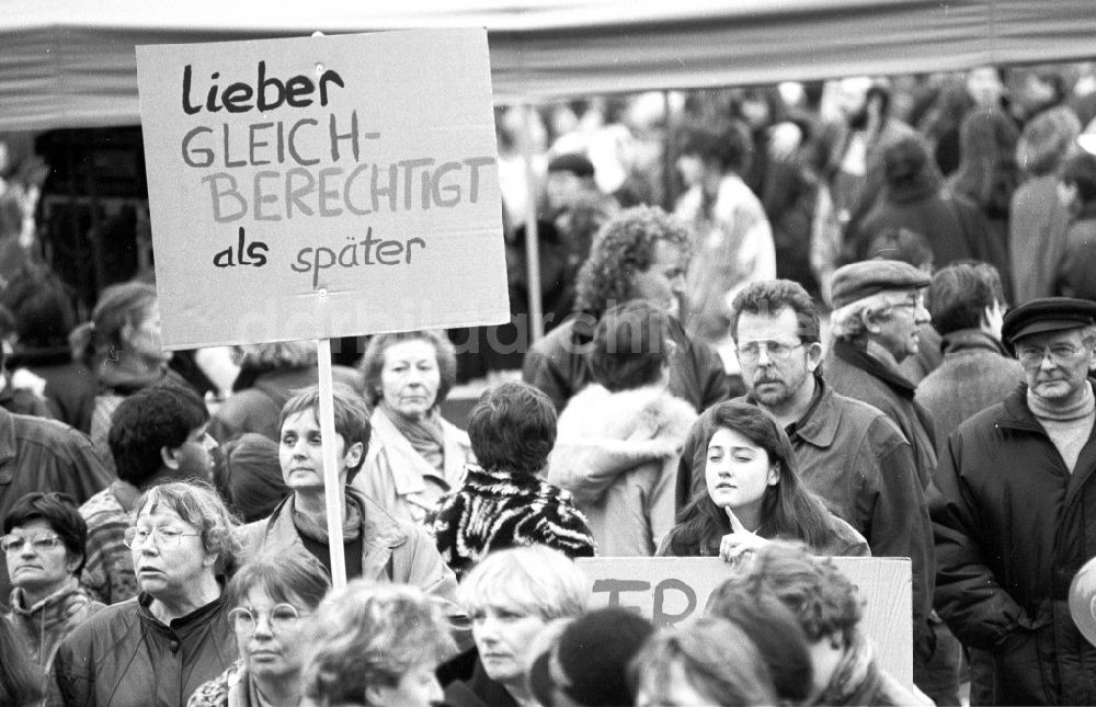 DDR-Bildarchiv: Berlin - Frauentag - Frauen demonstrieren vor dem Roten Rathaus in Berlin