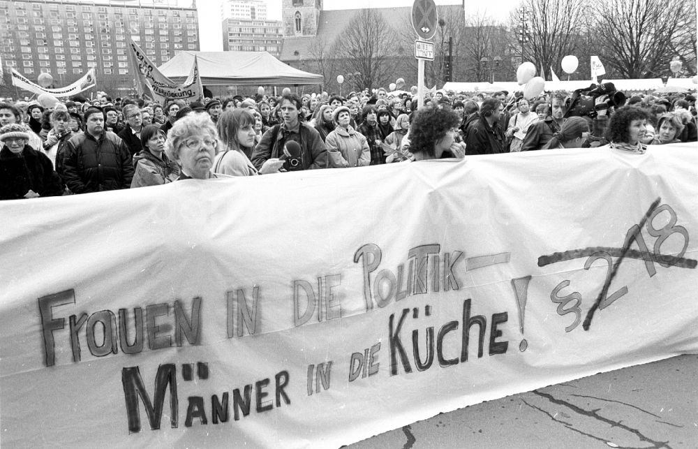 DDR-Fotoarchiv: Berlin - Frauentag - Frauen demonstrieren vor dem Roten Rathaus in Berlin