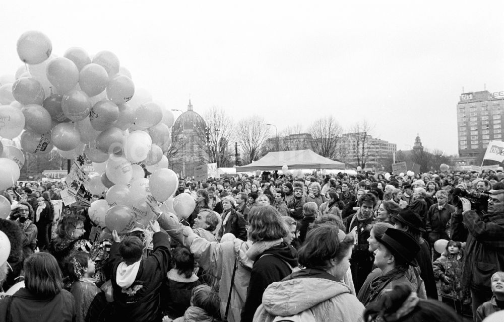 Berlin: Frauentag - Frauen demonstrieren vor dem Roten Rathaus in Berlin