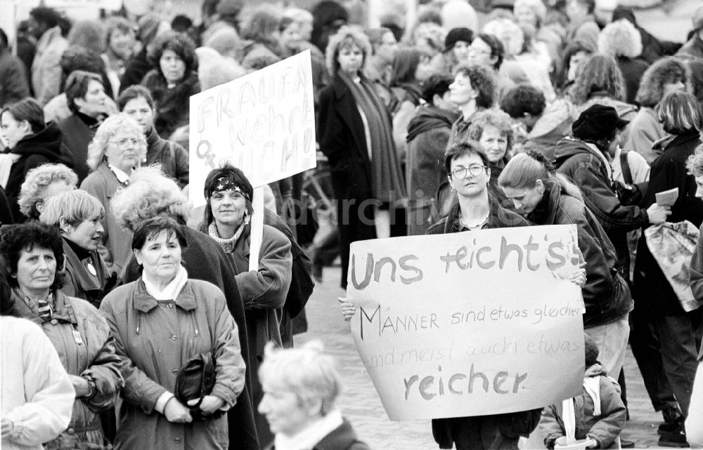DDR-Bildarchiv: Berlin - Frauentag - Frauen demonstrieren vor dem Roten Rathaus in Berlin