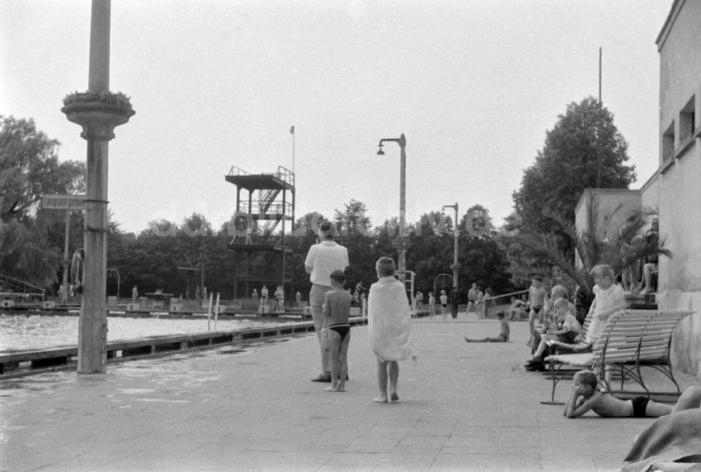 DDR-Fotoarchiv: Halberstadt - Freibad Sommerbad in Halberstadt im Bundesland Sachsen-Anhalt auf dem Gebiet der ehemaligen DDR, Deutsche Demokratische Republik