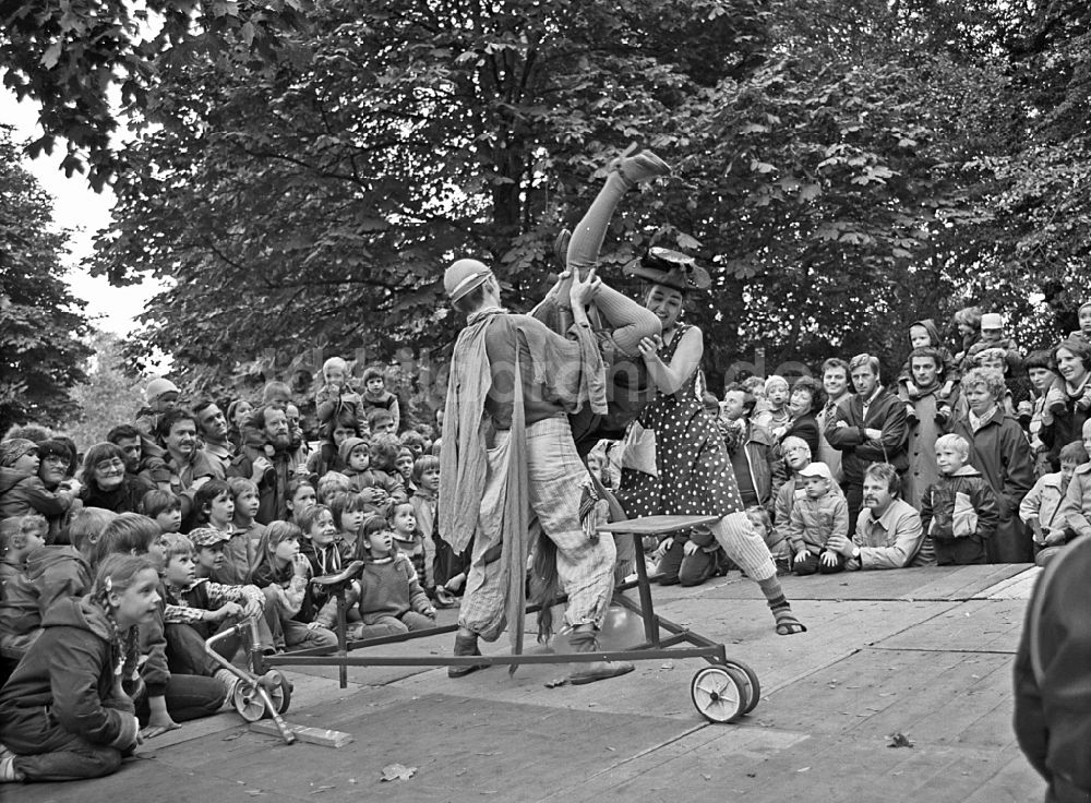 DDR-Fotoarchiv: Berlin - Freilichtbühne im Park an der Weberwiese im Ortsteil Friedrichshain in Berlin in der DDR