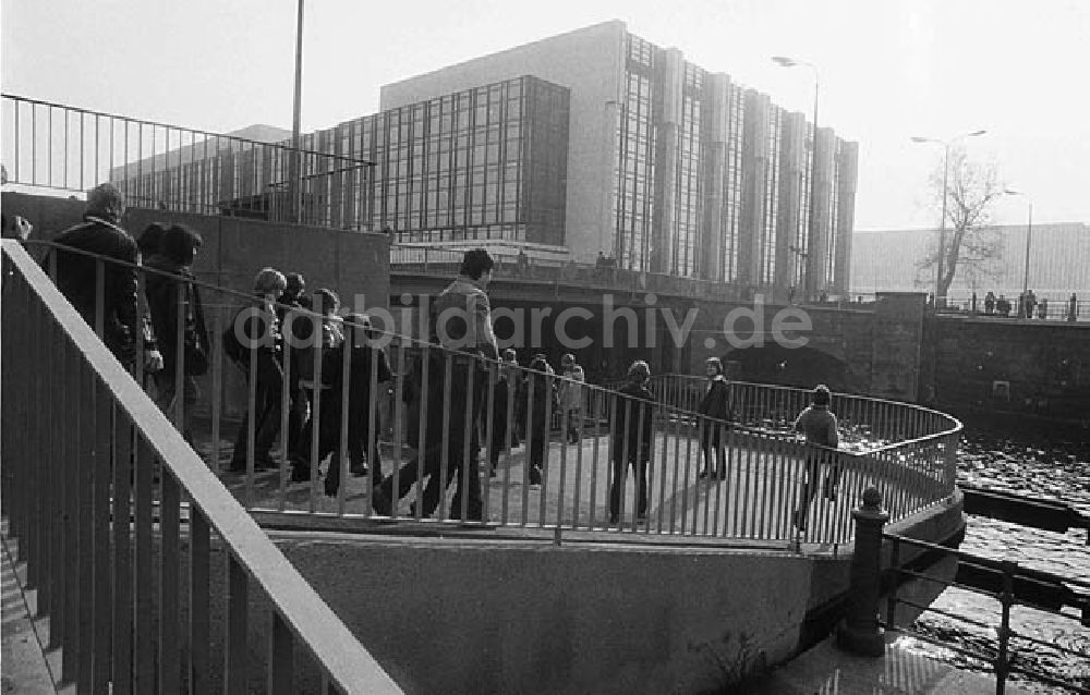DDR-Bildarchiv: Berlin - Mitte - Frühling in Berlin, rund um den Alexanderplatz Umschlagnr.: 217 Foto: Lenke