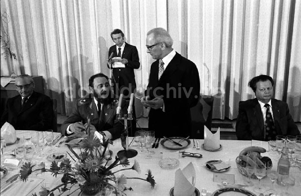 Berlin: Fridel Castro und Honecker im Gespräch ZK und Beim Festessen im Stadtrat