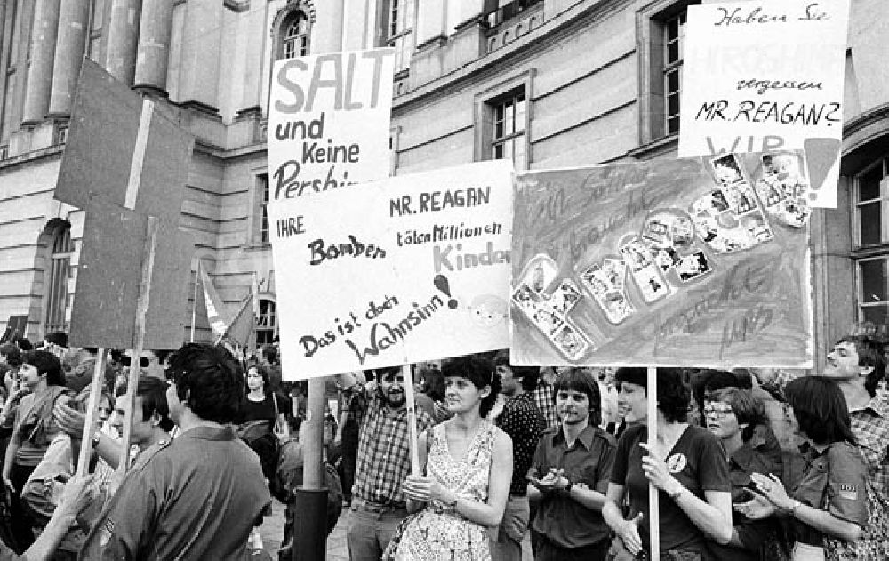 DDR-Bildarchiv: Berlin - Mitte - Friedenskundgebung auf dem Bebelplatz in Berlin-Mitte Umschlagnr.: 540 Foto: Lenke