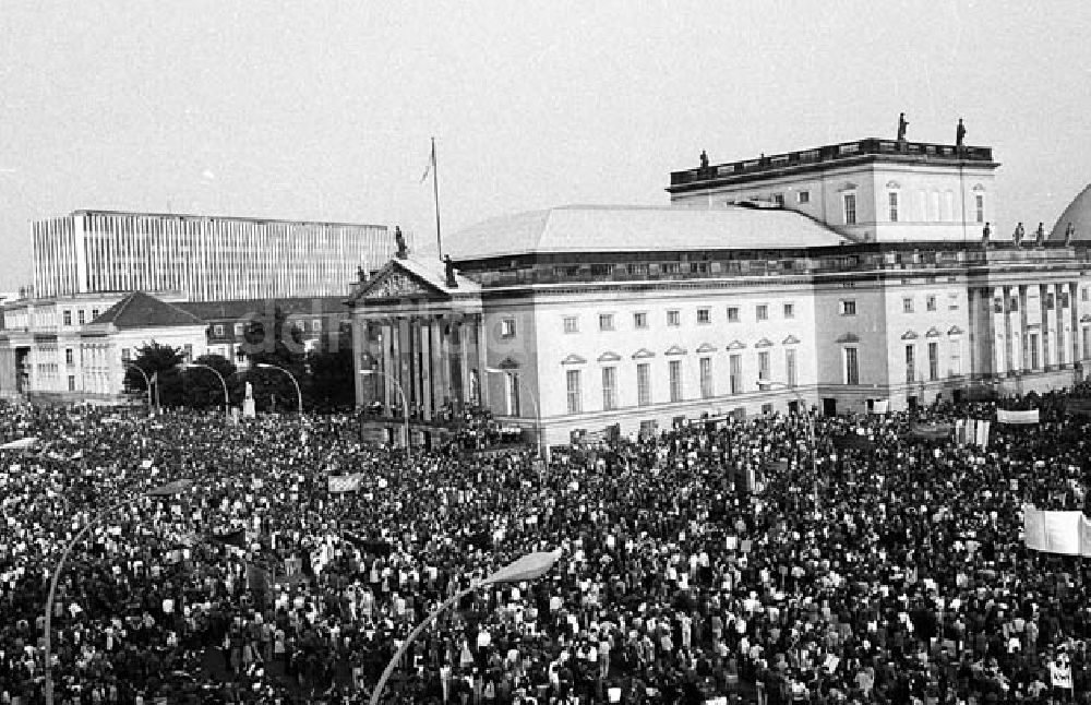 DDR-Fotoarchiv: Berlin - Mitte - Friedenskundgebung auf dem Bebelplatz in Berlin-Mitte Umschlagnr.: 540 Foto: Lenke