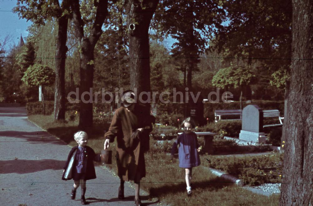 DDR-Fotoarchiv: Merseburg - Friedhofbesuch Merseburg 1943
