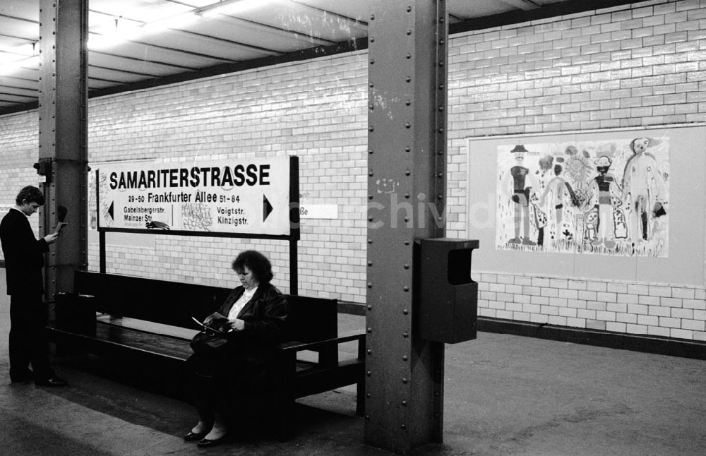 DDR-Fotoarchiv: Berlin-Friedrichshain - Friedrichshain - Berlin Kinderzeichnungen am U-Bhf. Samariterstrasse 12.11.90 Foto: ND/Lange Umschlagnummer: 1435