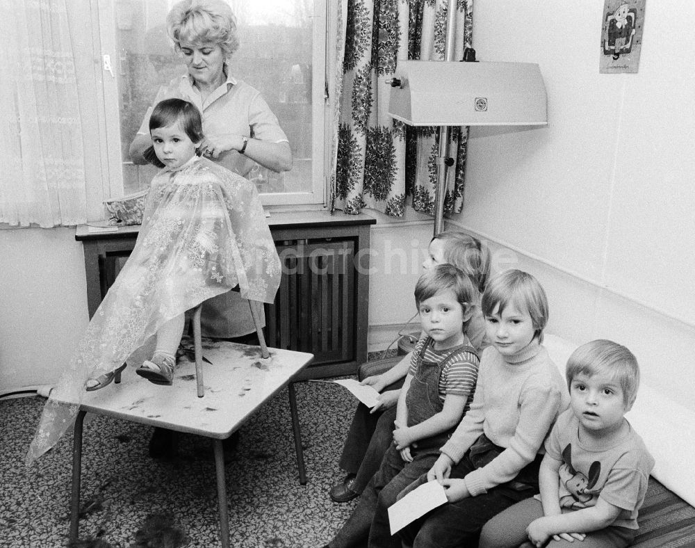 DDR-Fotoarchiv: Berlin - Friseuse im Kindergarten in Berlin, der ehemaligen Hauptstadt der DDR, Deutsche Demokratische Republik