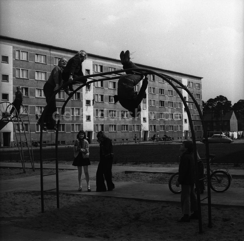 DDR-Bildarchiv: Fürstewalde - Fürstenwalde Kinder auf einem Spielplatz