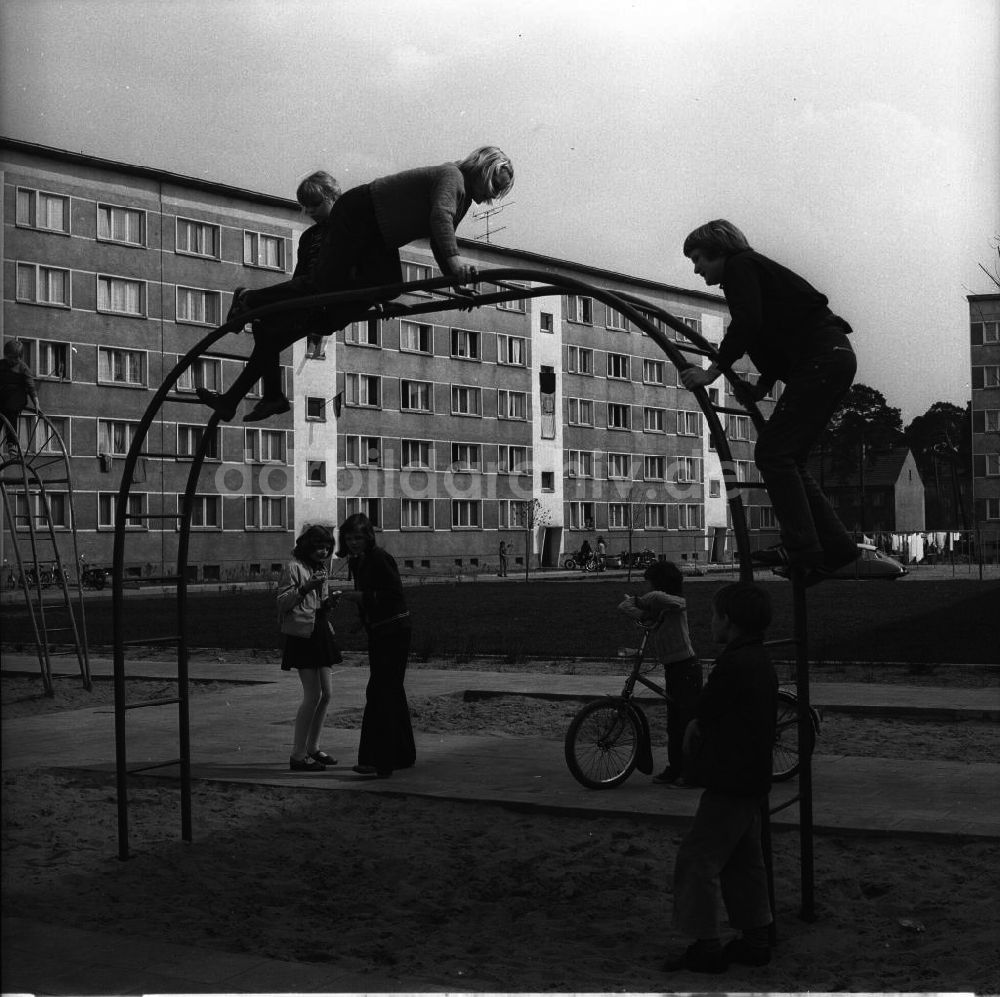 DDR-Fotoarchiv: Fürstewalde - Fürstenwalde Kinder auf einem Spielplatz