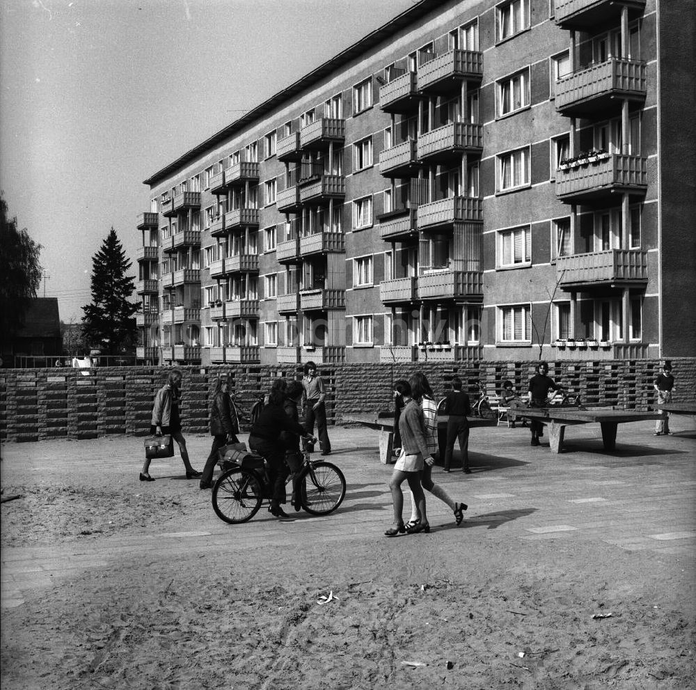DDR-Fotoarchiv: Fürstenwalde - Fürstenwalde Kinder auf einem Spielplatz